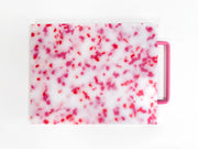 Planche à découper de confettis colorés