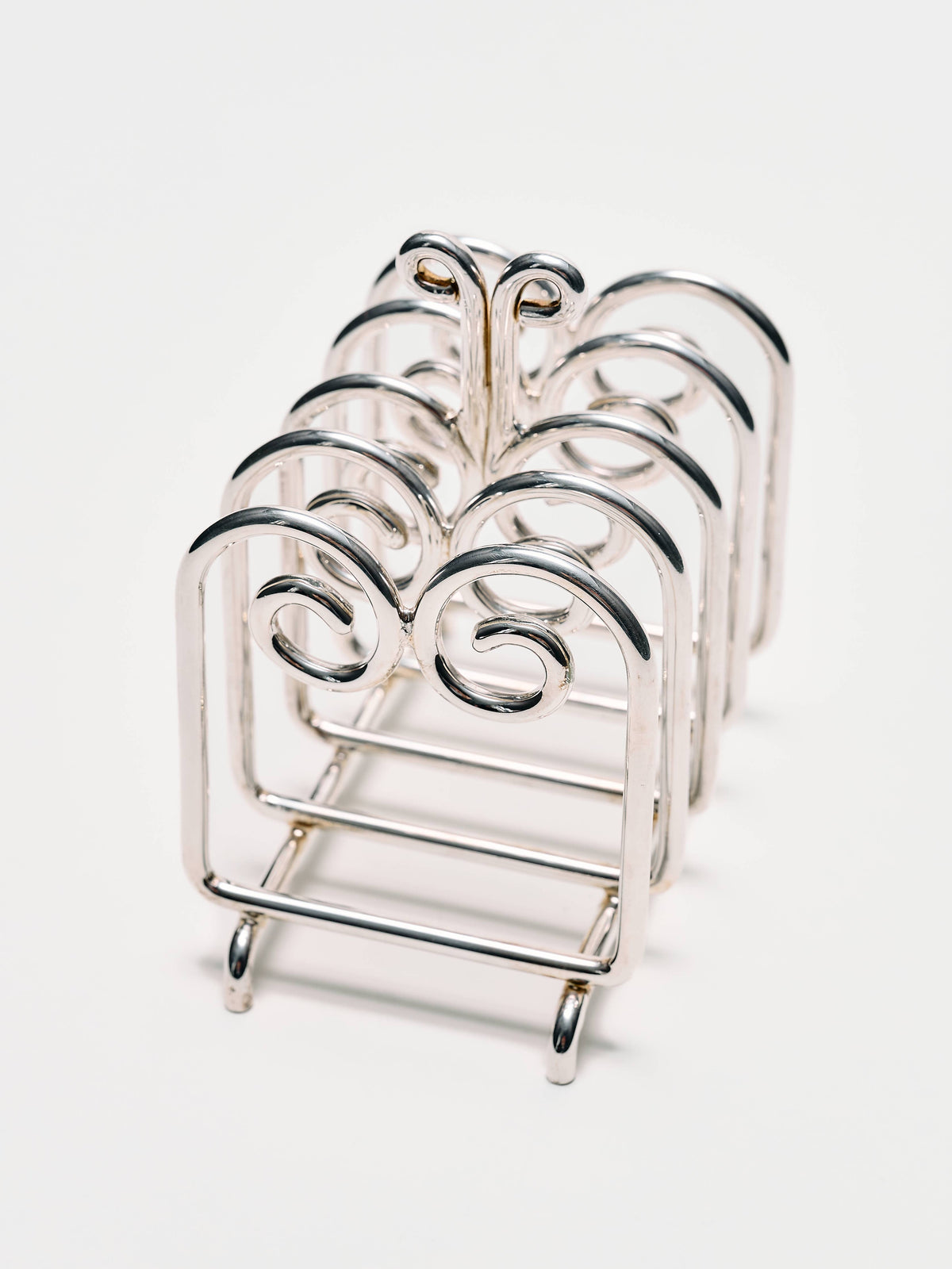 Close-up of The Porter toast rack’s curled metal dividers and raised handle