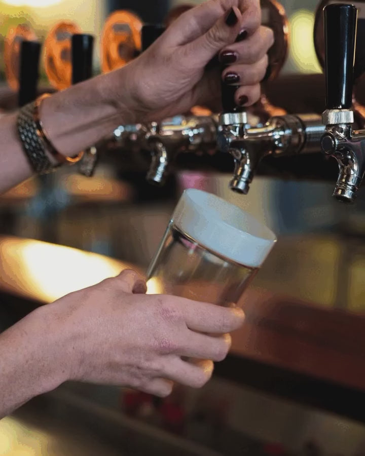 Load video: 2 Cérès Beer Glasses