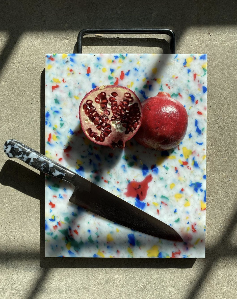 Planche à découper de confettis colorés
