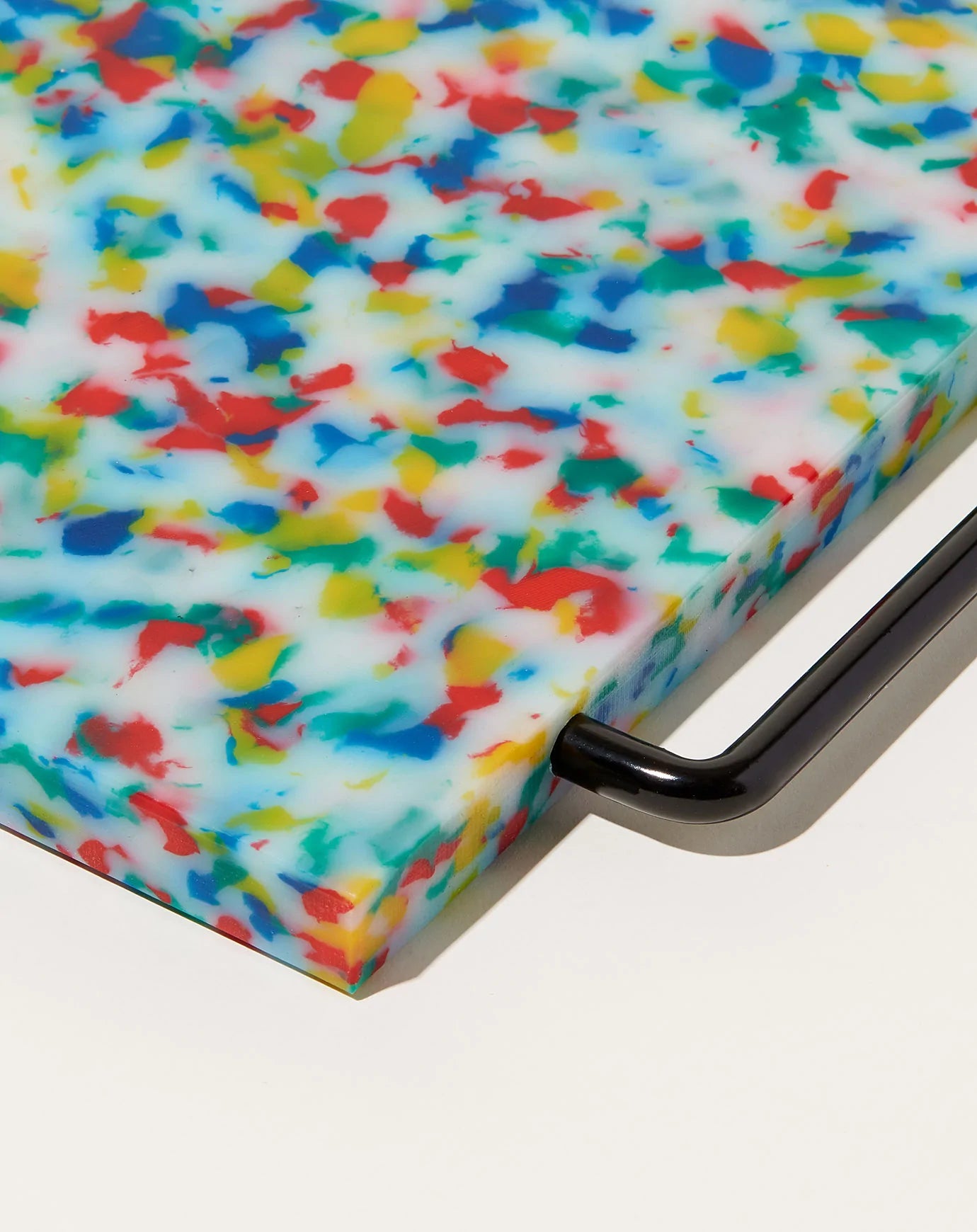 Planche à découper de confettis colorés